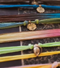 Online Bracelet En Soie A Nouer Et Charm Let Go En Bronze Et Diamant Femme Bracelets