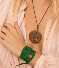 Bracelet En Soie A Nouer Et Charm Buddha Feet En Bronze Femme Bracelets